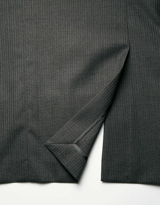 裾のサイドベンツがスムーズな動きをサポート