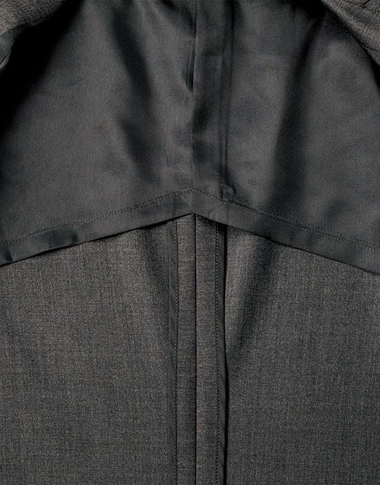 裏地は背抜き仕立てで、通気性が良く快適な着心地