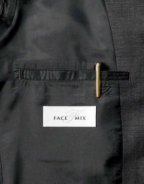 ペンなどを挿せる内ポケットが左右に付いています