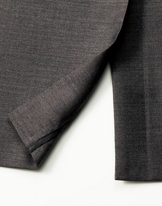 裾のセンターベンツがスムーズな動きをサポート