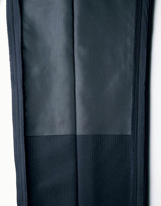 動きをスムーズにしてくれる滑らかな裏地付き