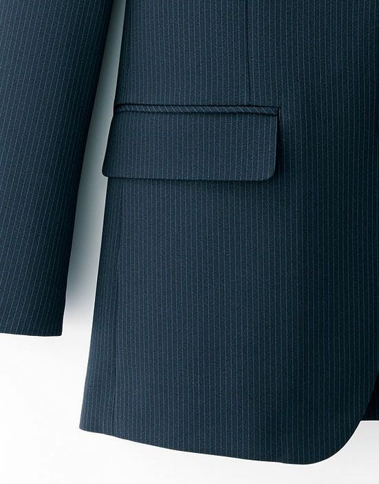 左右の裾にはポケットが付いているので便利