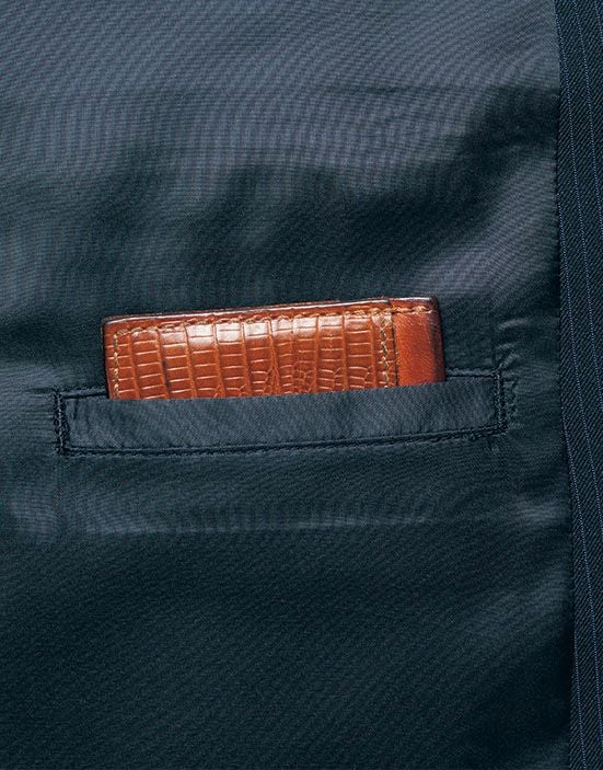 左裾内側に名刺などが入るチケットポケット付き
