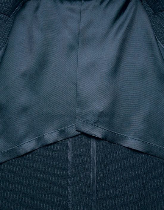 裏地は背抜き仕立てで、通気性が良く快適な着心地