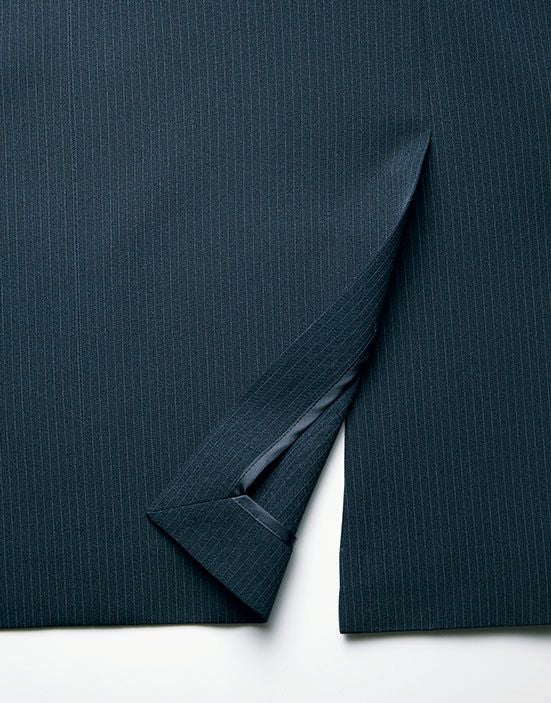 裾のサイドベンツがスムーズな動きをサポート