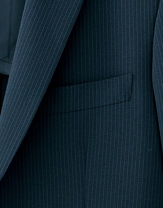 すぐに物が出し入れできる便利な胸ポケット付き