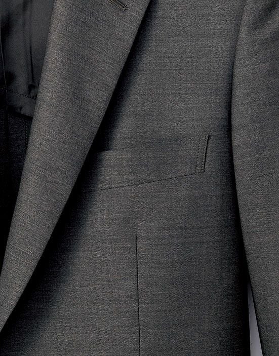 すぐに物が出し入れできる便利な胸ポケット付き