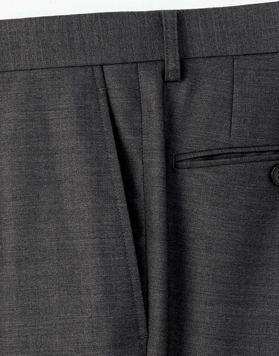 物の出し入れがしやすく使いやすい斜めポケット