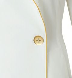 高級感のある色味のボタンとパイピング。