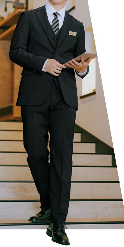 格式を感じさせる3ピースも古く見えない旬シルエット。スマートに着こなせるので若いマネージャーにも最適。