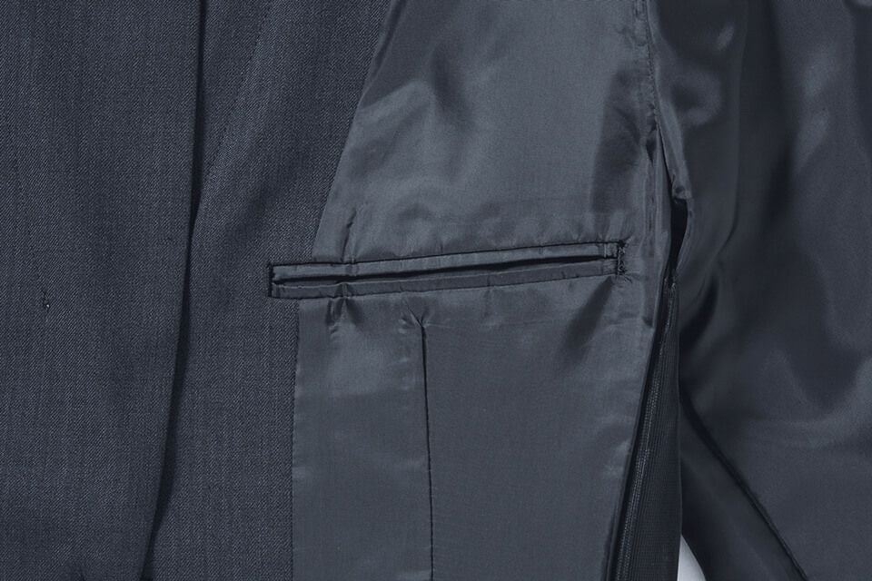 現場仕様の内ポケット。多忙な現場のご要望にお応えし、ホテル様仕様の内ポケットを複数設けました。