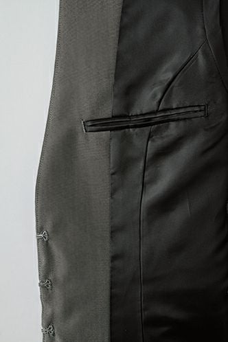 右内ポケット。二つ折り財布や名刺入れが入ります。