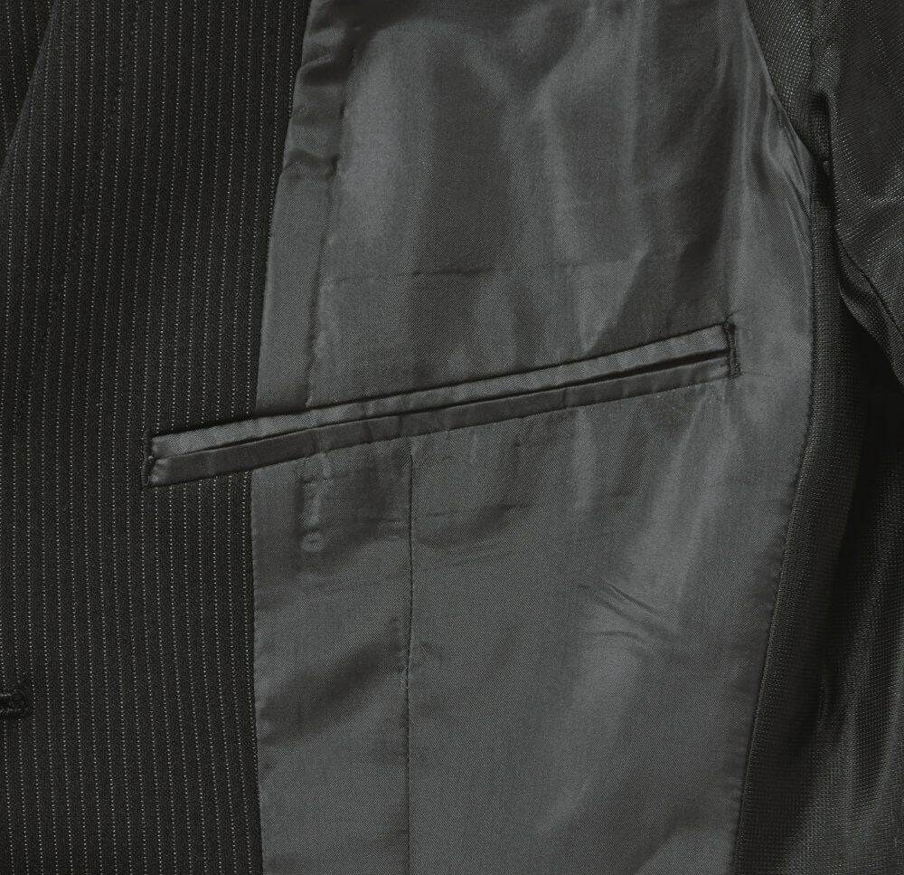 二つ折り財布や名刺入れが入ります