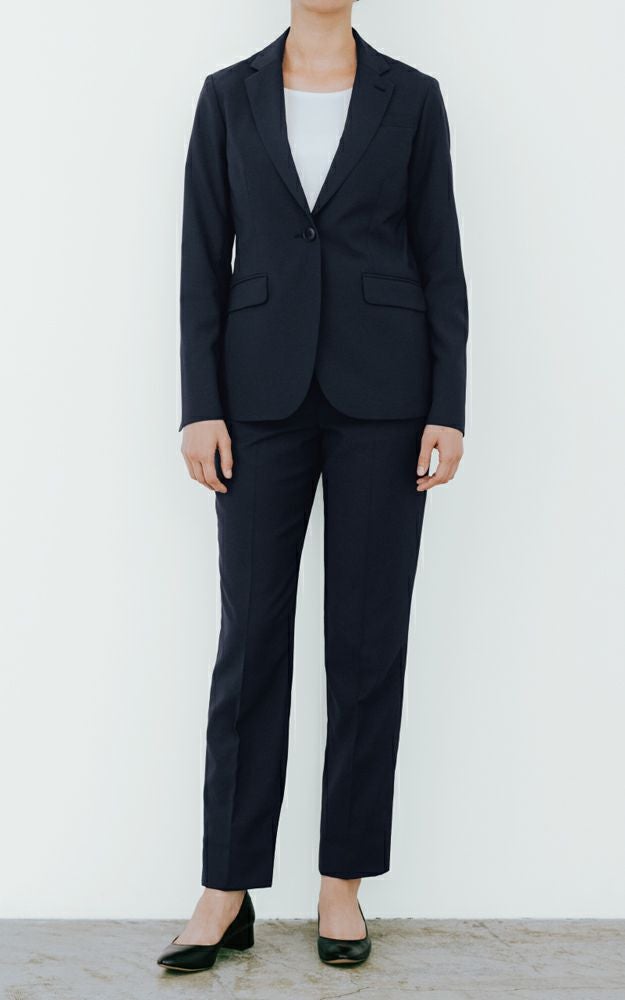体のラインをきれいに見せるシンプルなスーツは清潔感があり好印象。全シーン対応の万能な一着。