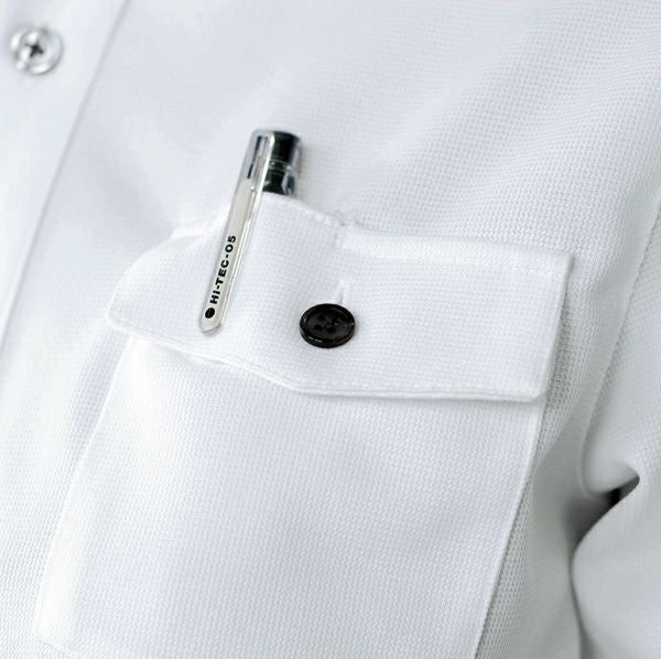 胸ポケットのフラップの上からペンや名札を差せます。