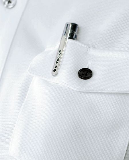 胸ポケットのフラップの上からペンや名札を差せます。