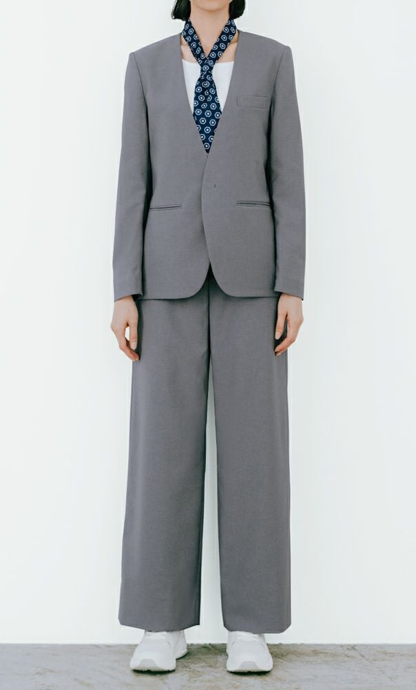 ノーカラージャケットとワイドパンツを合わせてゆったりおしゃれなムード。きちんと感も体型カバーも◎。