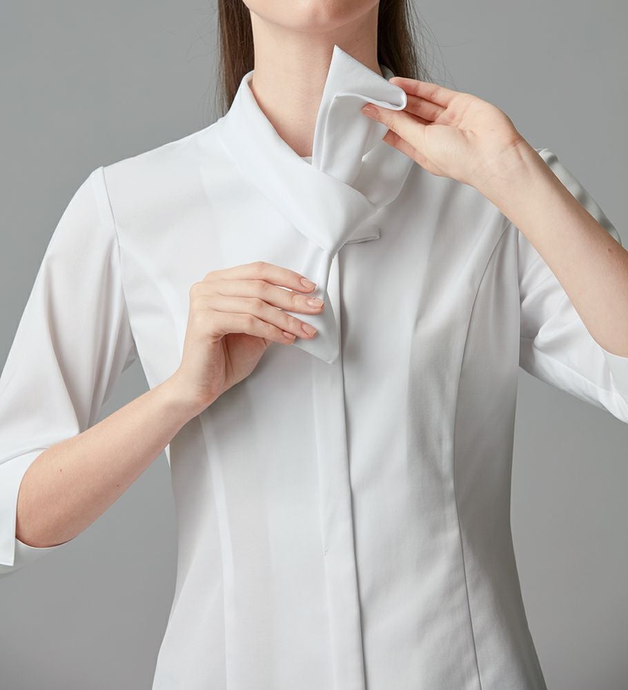 ボウタイを一回結び、上下に軽く引っぱる。