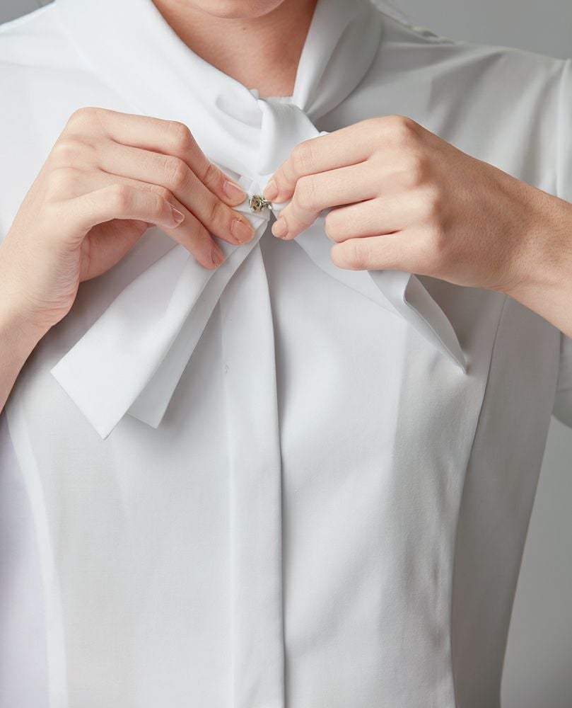 ループの裏側と、裏にあるスナップボタンを留める。