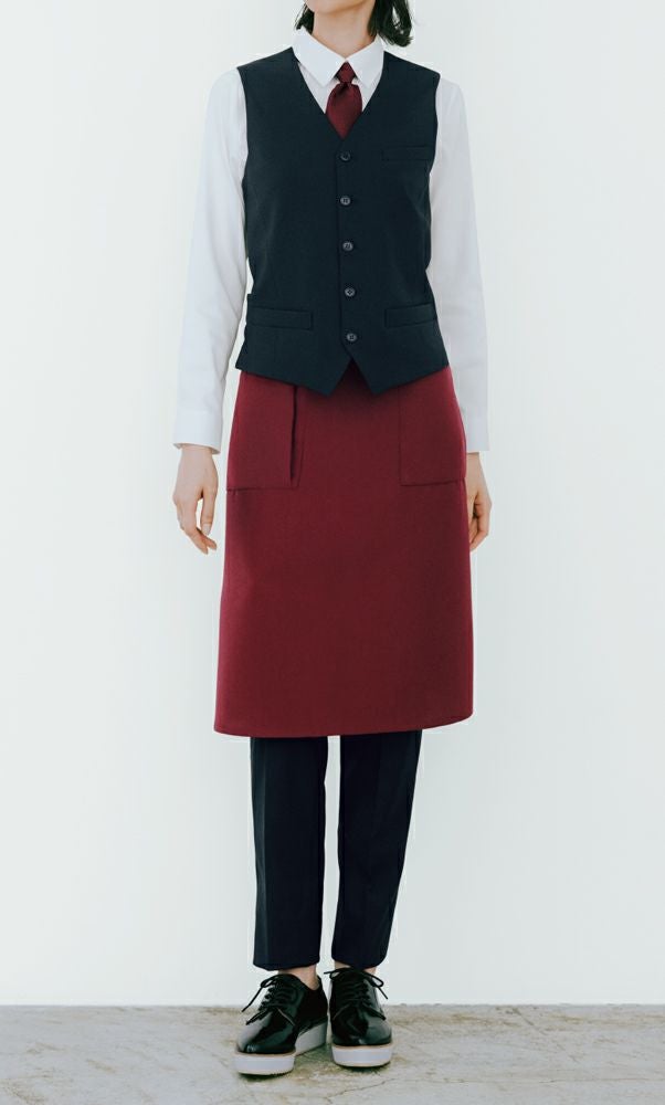 テーパードパンツに膝丈エプロンを合わせれば少しカジュアルなカフェやバルにも好相性。