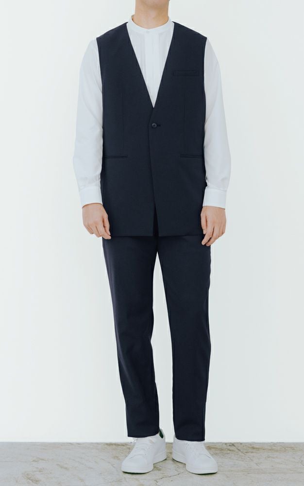 ボクシーシルエットのベストに旬感が漂う軽やかなスタイルはカジュアル&アクティブなシーンにフィット。