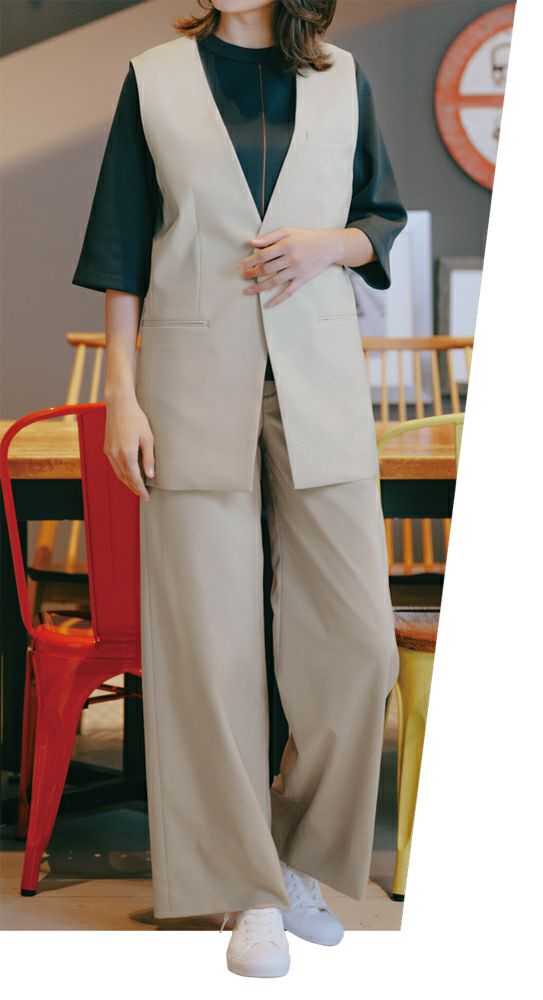 すらりと軽やかなノーカラーのロングベストはTシャツやワイドパンツできちんと感とこなれ感を両立。