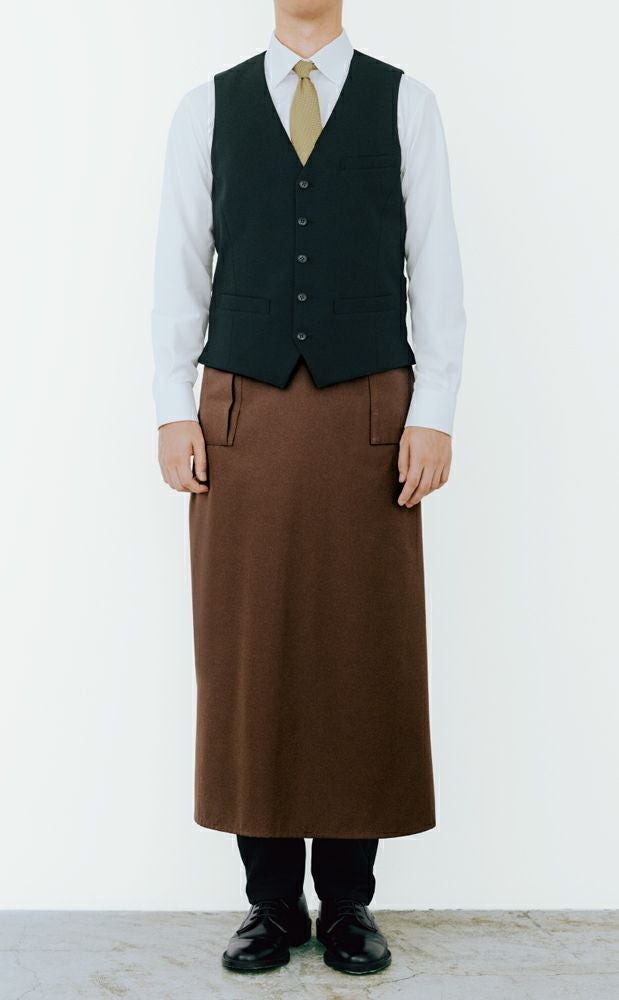 ロングタイプのエプロンにベーシックなベストを足して。上品なお仕事スタイルはエレガントなレストランにも。