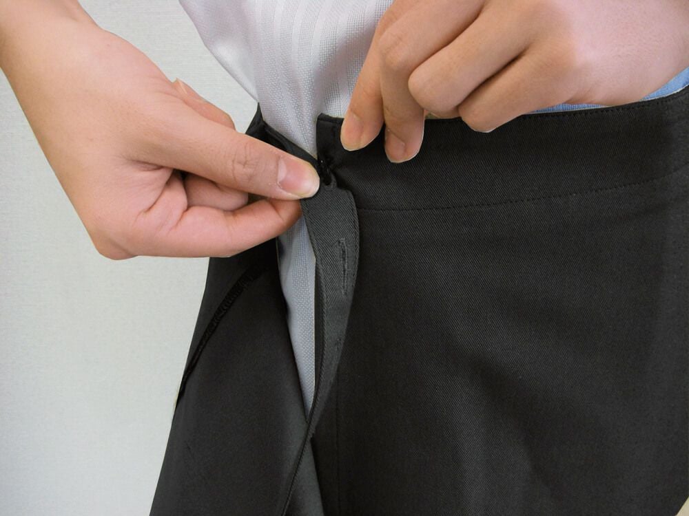 着崩れしない、内側のボタン留め機能付。