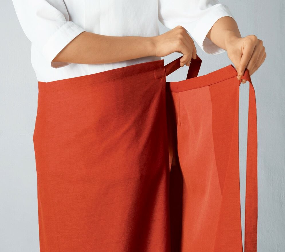 スカートのセンターが背中の中心になるようにし、左前になるように巻きスカートの要領で巻きます。