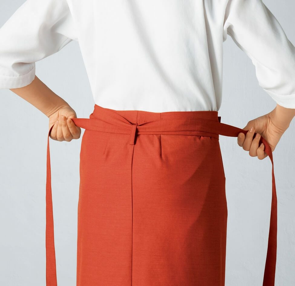 ヒモがずれないように、後ろのループに両サイドからヒモを通します。