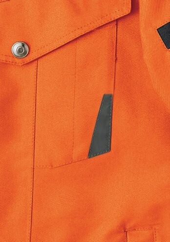 反射材（黒反射）<br>前立、ポケット、後ヨーク箇所にデザインを損ねない黒反射材を採用。夜間の視認性を確保。