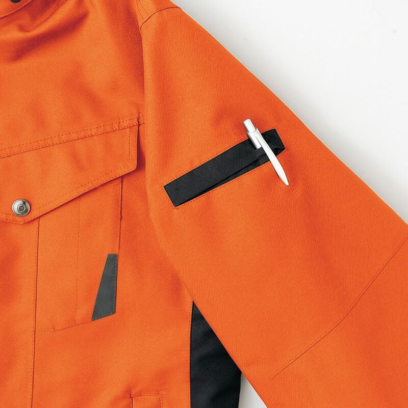 袖ポケット（左袖）<br>袖の取り出しやすい位置にあり、ペン等の収納に便利。雨の侵入を防ぐ玉縁仕様。