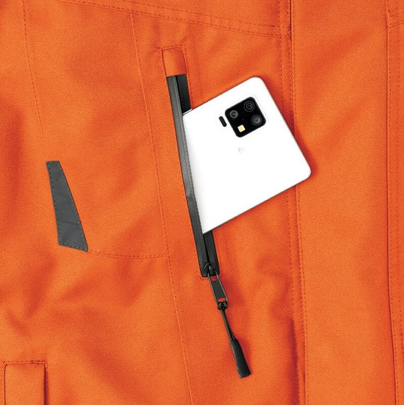 右胸ポケット<br>雨の侵入を防ぐ止水ファスナー仕様。ファスナー採用で収納物の落下防止。