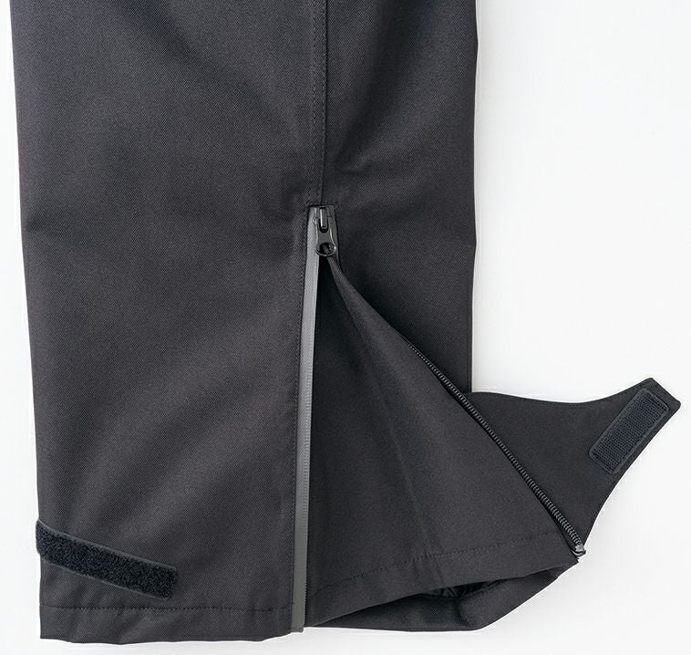 裾調整機能<br>脱ぎ履きを快適にする止水ファスナー＋裾三角マチ仕様＋ジックテープ調整タブ。