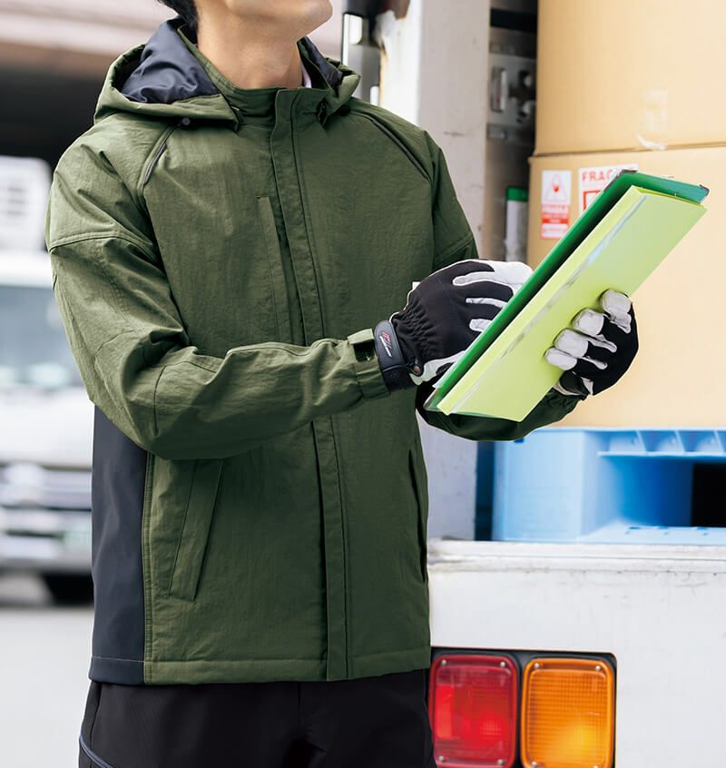 男性・脇切替部分にニットを採用し動きやすさを追求