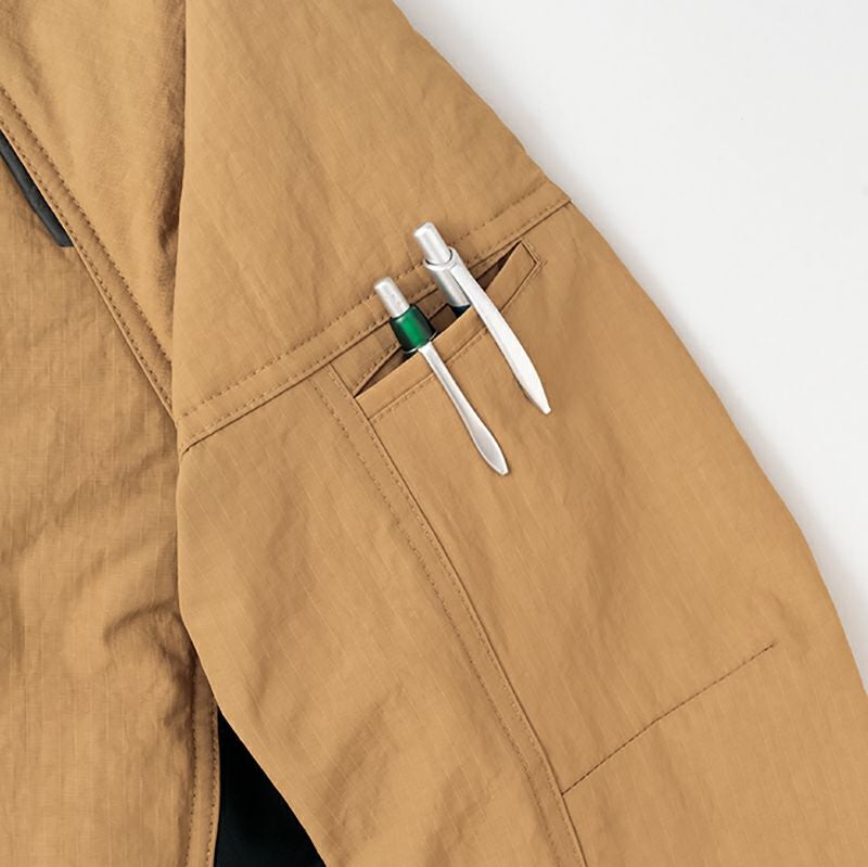 袖ペン差し<br>左袖の取り出しやすい位置にありペン等の収納が簡単便利。