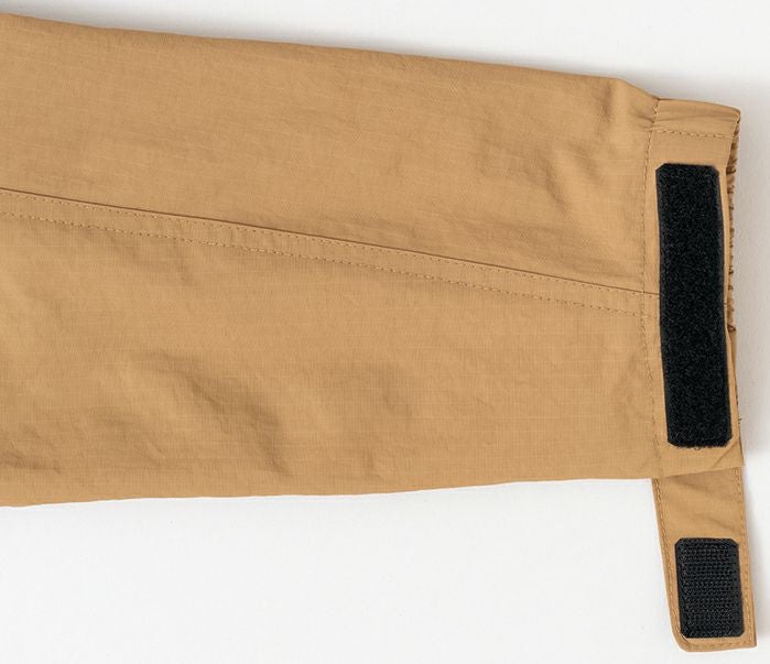 袖口アジャスター<br>ゴムシャーリング+マジックテープタブ仕様で調整が可能