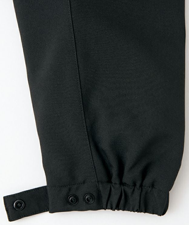 袖口アジャスター<br>ゴムシャーリング＋ドットボタンタブ仕様で二段階に調節が可能。