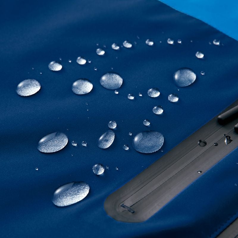 レインウエアを着用する必要がなく、雨・雪の中でも作業継続が可能！