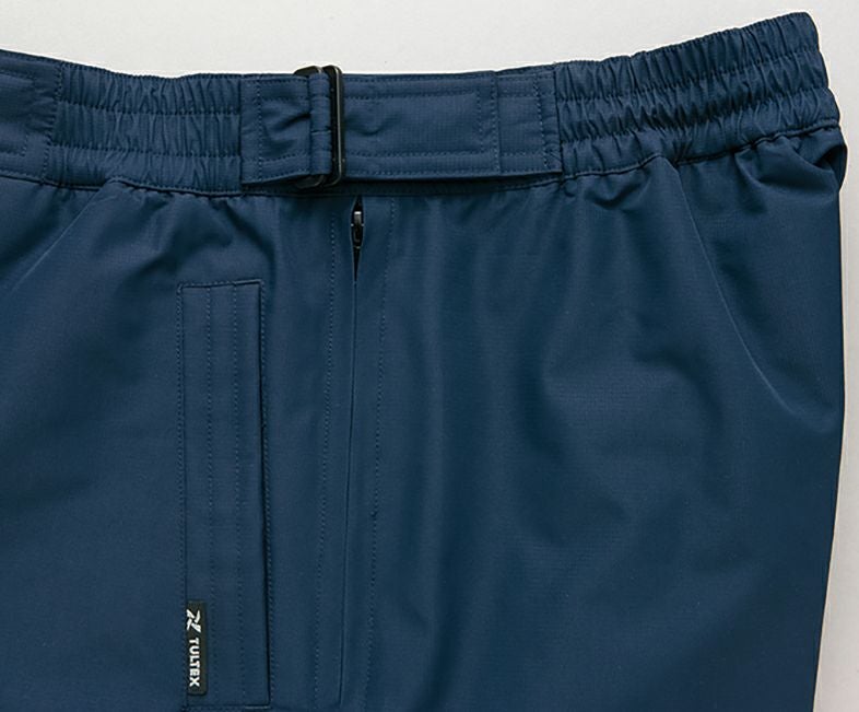 ウエストアジャスター<br>ウエスト調整できるバックルタブ。寒気の侵入も防ぎます。