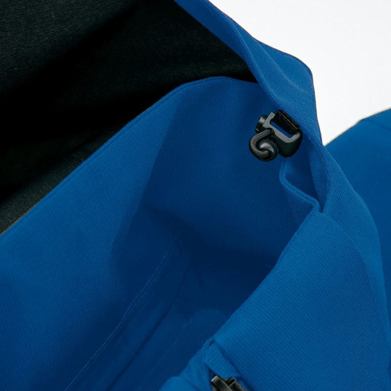 フード取り外し<br>取り外し式フード付。フードはドットボタンで簡単に着脱が可能。スピンドル仕様のドローコードで調節も可能。