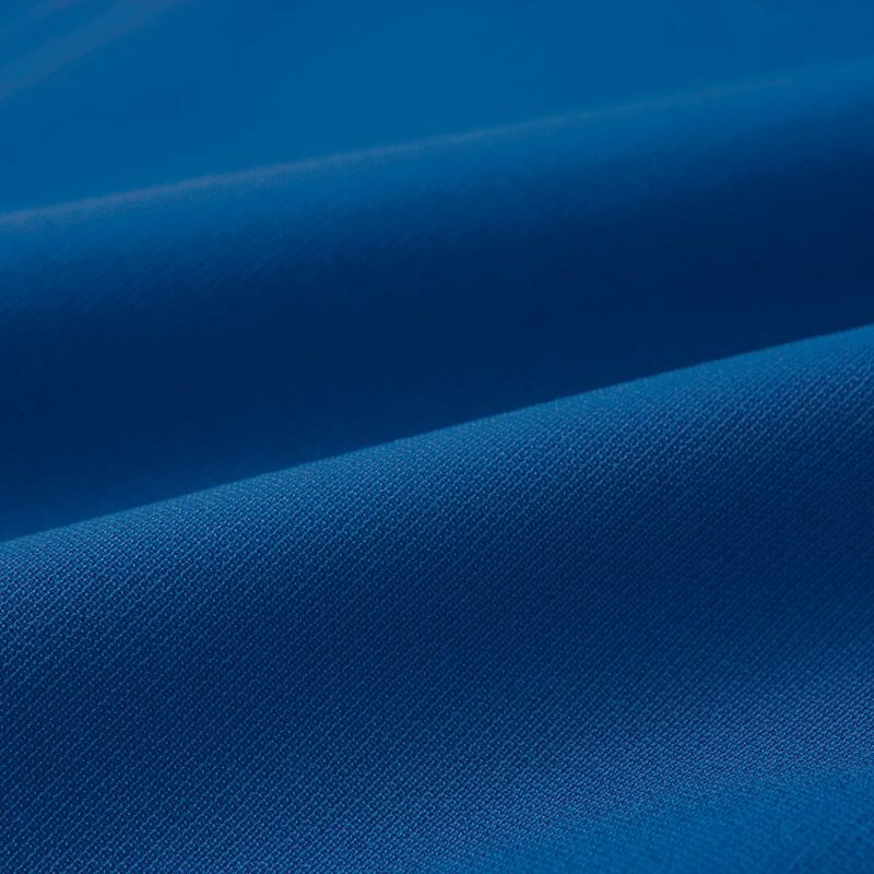 透湿防水生地<br>雨・雪・風の侵入を防ぐソフトタッチの生地を採用し、耐水10,000mmH₂O、透湿5,000g:m²:24hrsの防水機能を発揮。