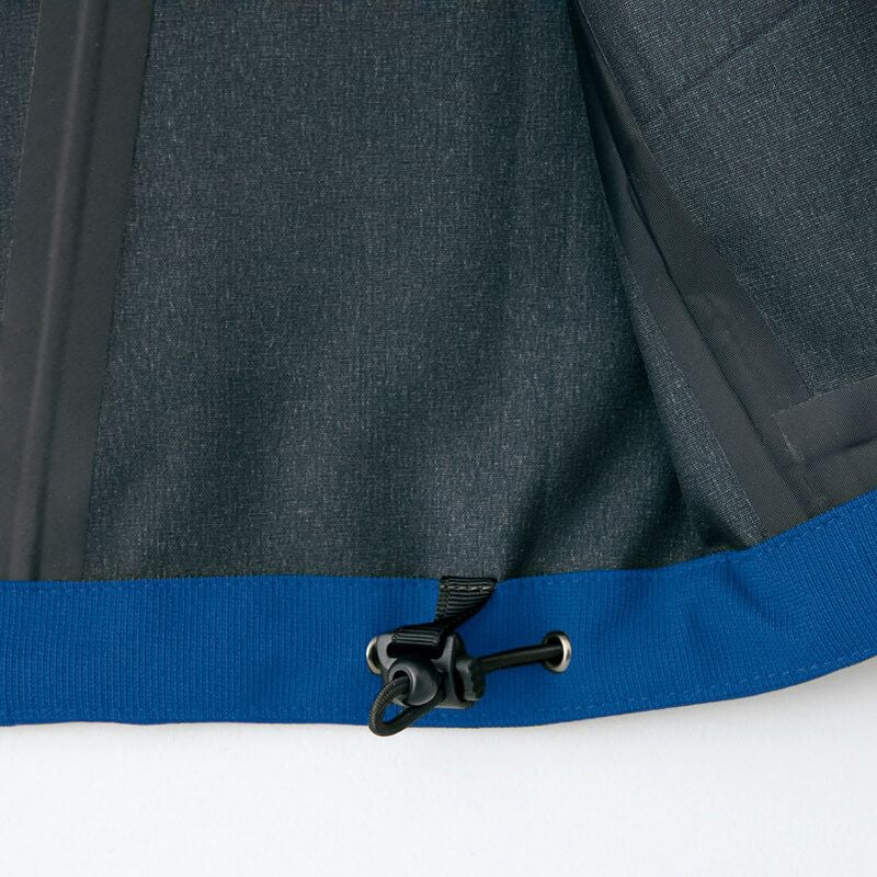 裾ドローコード<br>スピンドル仕様のドローコードで裾周りの調節が可能。