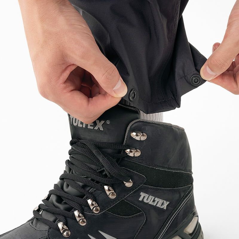 裾絞りボタン調節<br>パンツ裾を絞って調節できるボタン付。