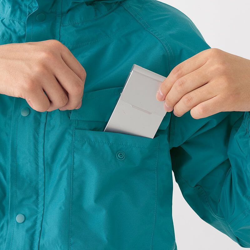 左胸ポケット<br>便利に使用できる上蓋付きの大型ポケット。