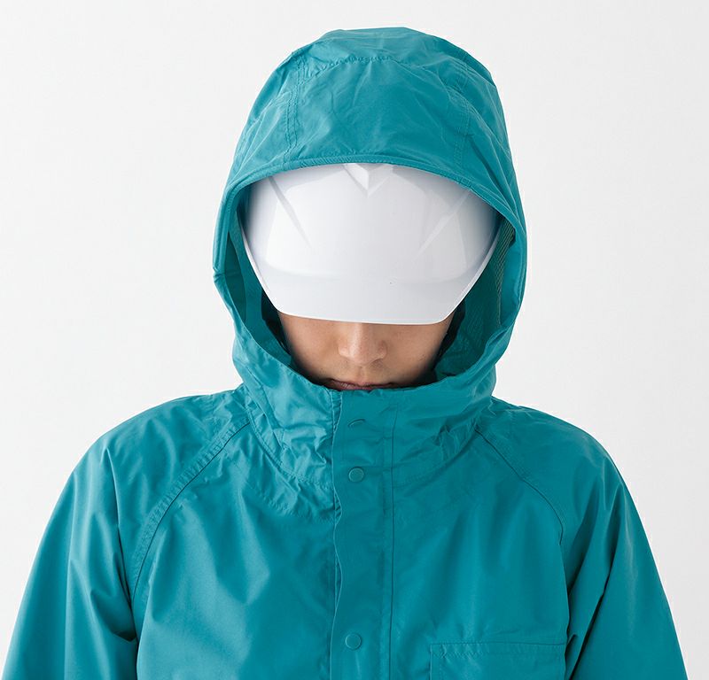 ヘルメット対応セーフティフード<br>左右の顔の動きだけでなく上下の動きにもフィット。ファスナーを首もとまで開けた状態でもしっかりと連動する新設計フードは視界を遮らず、さまざまなシーンで安全性と快適性を向上します。