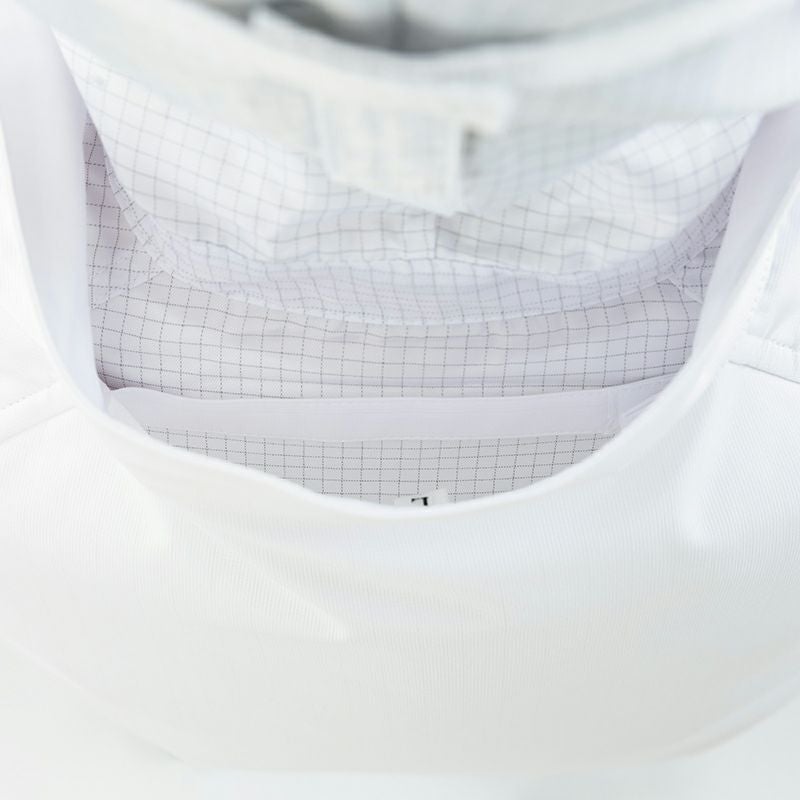 調整紐<br>襟の内側にある調整紐を止める事で、首元と脇の間に空気の通り道が生まれ、涼しく快適な環境を作ります。