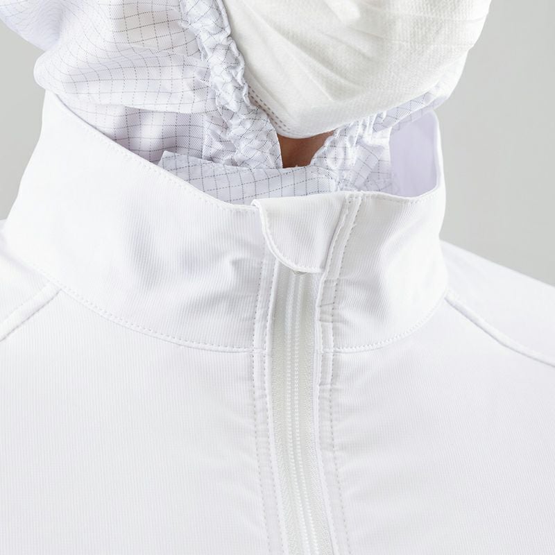 チンガード<br>フロントジッパーが直接あごに当たる不快感を防ぎます。