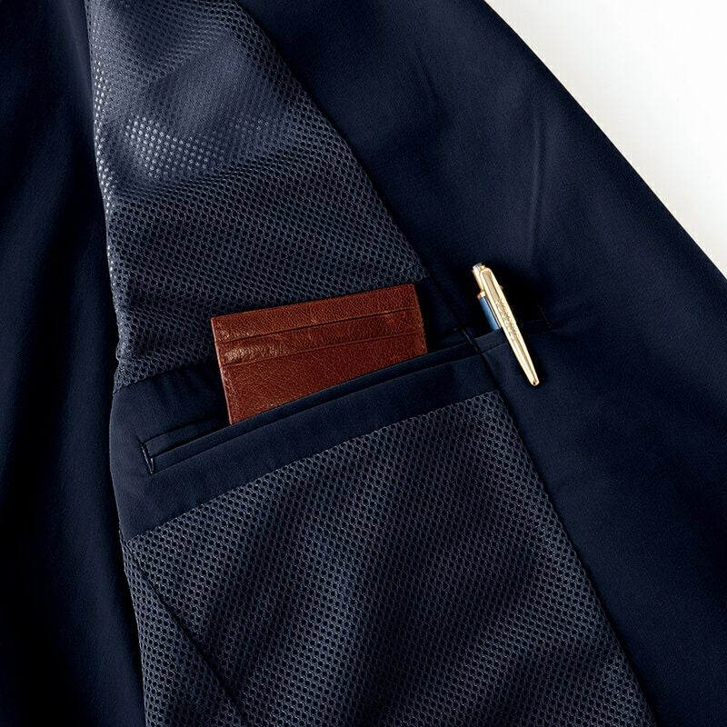 左胸内ポケット<br>ペン差しが区切られている両玉縁ポケット。