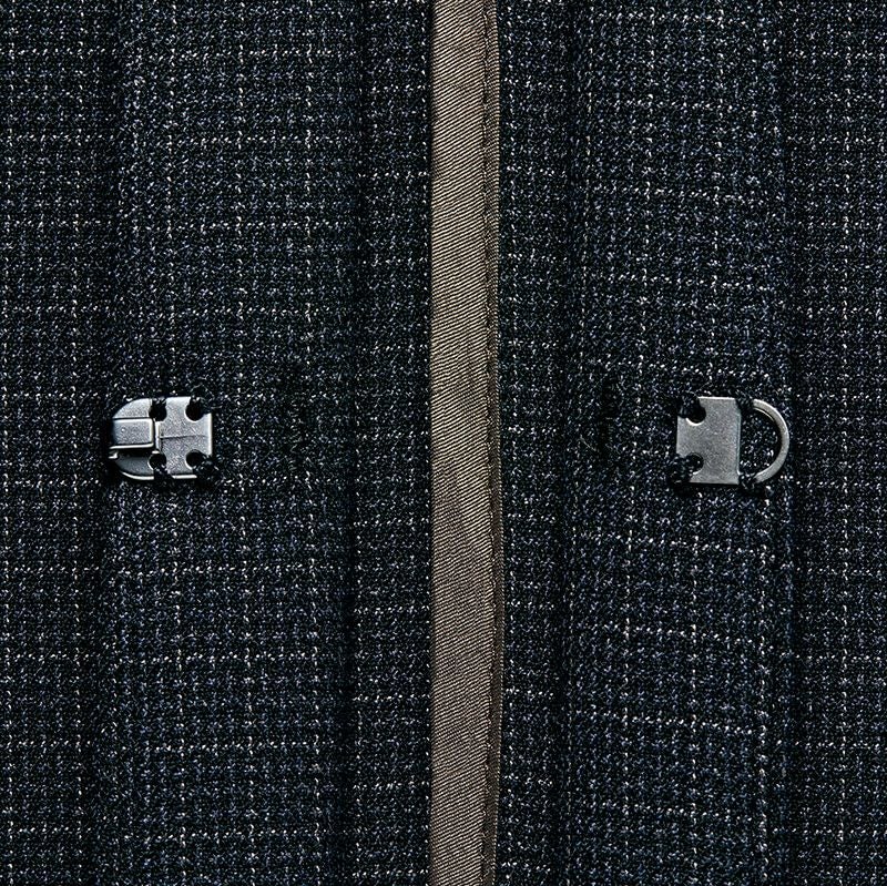 フロントホック<br>シンプルデザインにマッチした、さりげないフロントホック仕様